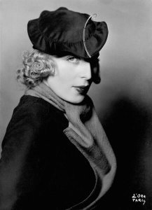 Madame d'Ora - Tamara de Lempicka in a hat by Rose Descat, 1932